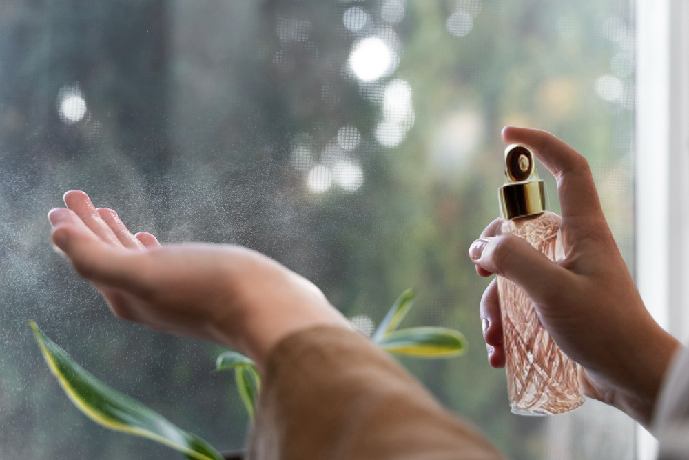 پاک کردن لکه عطر از روی لباس | چگونه در خانه لکه عطر را از روی لباس پاک کنیم؟